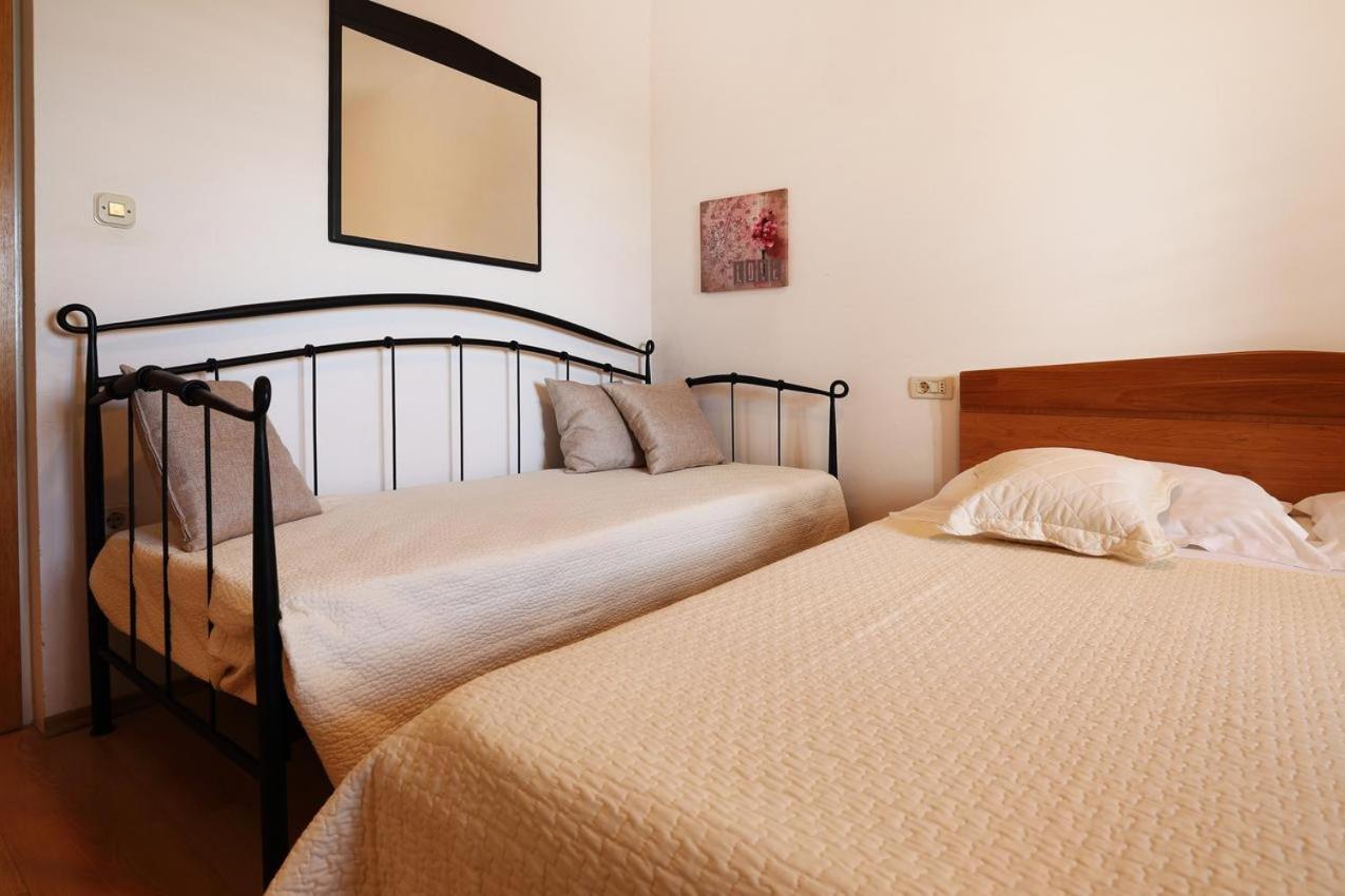 Apartmani Nila Sveta Nedelja  Pokoj fotografie