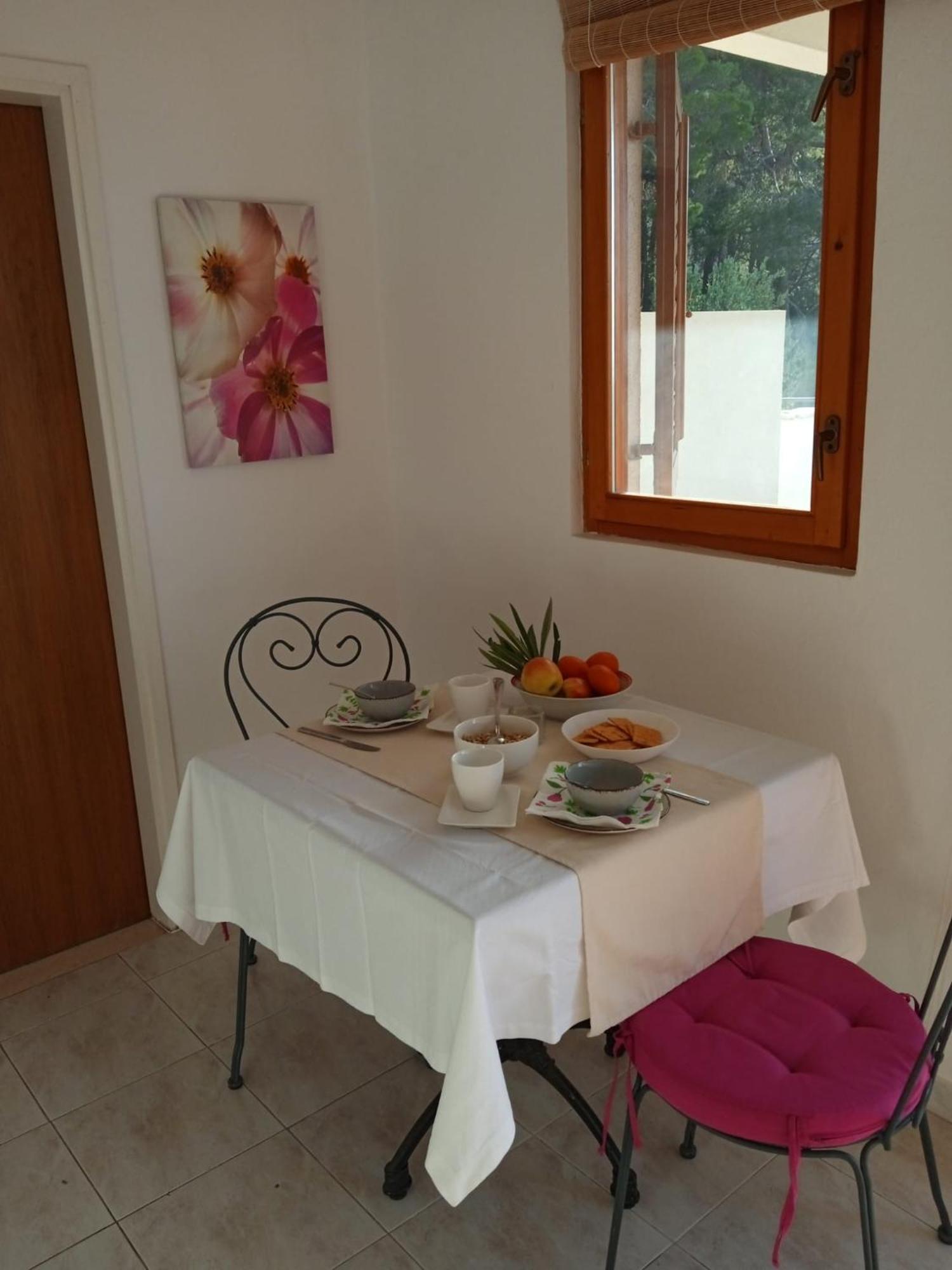 Apartmani Nila Sveta Nedelja  Pokoj fotografie